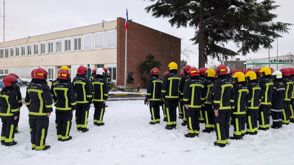 Sdis_95's tweet image. [#devoirdememoire]
Il y a un an, nous perdions un ami et collègue, l’Adjudant Clément Bally.🕊️

Aujourd’hui, sapeurs-pompiers de l’Oise et du Val d’Oise lui rendent un hommage solennel et conjoint. 

Tôt ce matin s’est tenu un rassemblement au centre de secours de La…