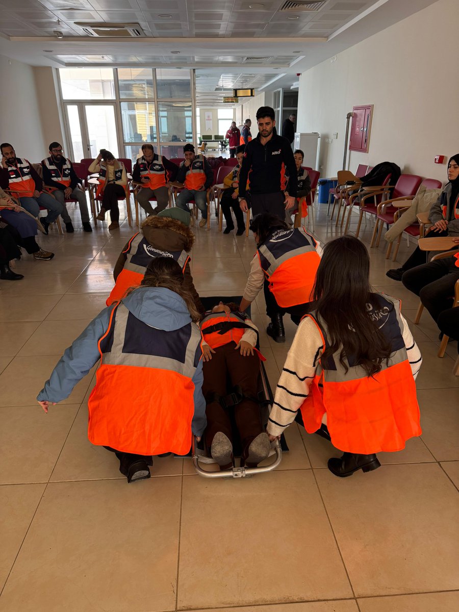 İlimizde görev yapan öğretmenlerimize yönelik destek AFAD gönüllüsü eğitimlerimiz devam ediyor. Eğitimlerimizin 3. Gününde teknik arama, arama kurtarma malzemelerinin kullanımı ve yaralı taşıma teknikleri anlatıldı.  <a href="/Dr_KemalKzlkaya/">Dr. Kemal KIZILKAYA</a>  <a href="/AFADBaskanlik/">AFAD</a>