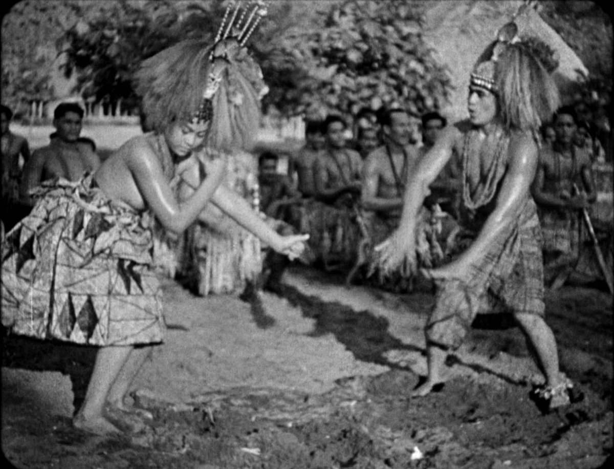 nonfics's tweet image. 100 years ago today, Robert Flaherty's 'Moana' was released. A month later, John Grierson historically used the term "documentary" to classify the film in his review for the New York Sun. 

You can find a bit that we wrote about the sound version here: buff.ly/4h7pdUh