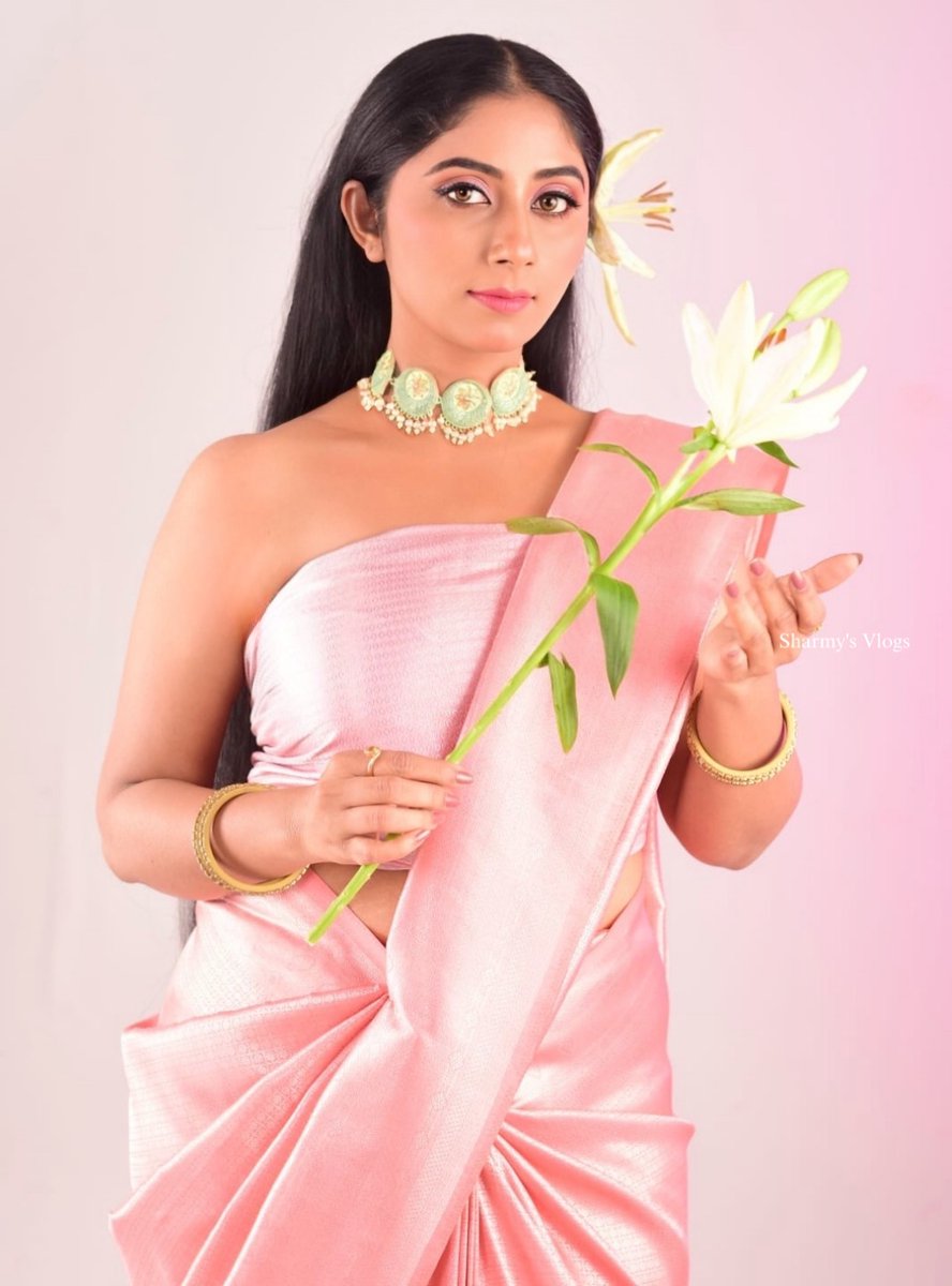 Sharmy_universe's tweet photo. Wrapped in Silk, Crowned by a Lily 🪷🩷

Part- 02 Loading..😉
.
Thank you For Original Lily Flower 🌸 Mam
Credits to @stylewith_fifz &amp; @miss.qureshiii 
.
Studio 📸 @fasiostudio 
.
Thanks to @sesha_grapher 
.
#sharmy #instagram #model #trending #post https://t.co/DvSQlvodqa