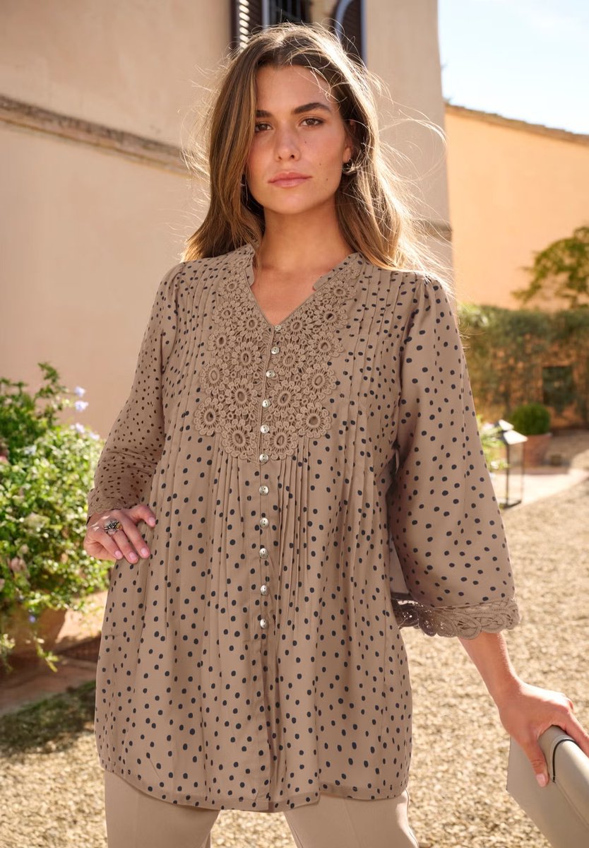 PrimePicks_US's tweet image. "Juliet lace trim shirt $39.99, save 50% #PlusStyle 

sovrn.co/162gsbo

"Boatneck tunic from $5.98, save 85%

sovrn.co/1qn961r

 image credit: Roaman’s"
