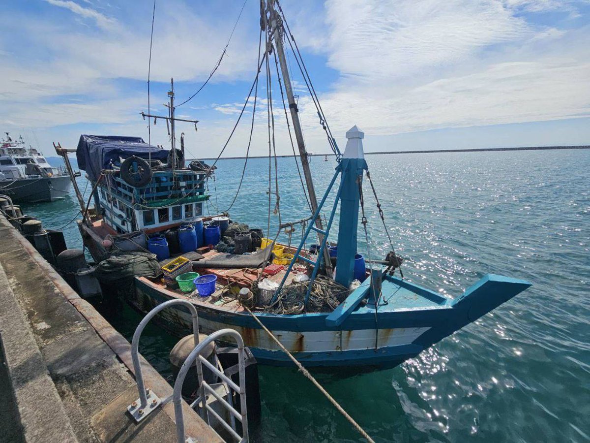 KhmerPost24's tweet photo. Koh Kong: At 11:30 a.m. on January 6, 2026, there was an incident in which the Thai Navy intruded into Cambodian territorial waters near Koh Kong Province and seized a Cambodian civilian fishing boat. https://t.co/0p4f8oLjkk