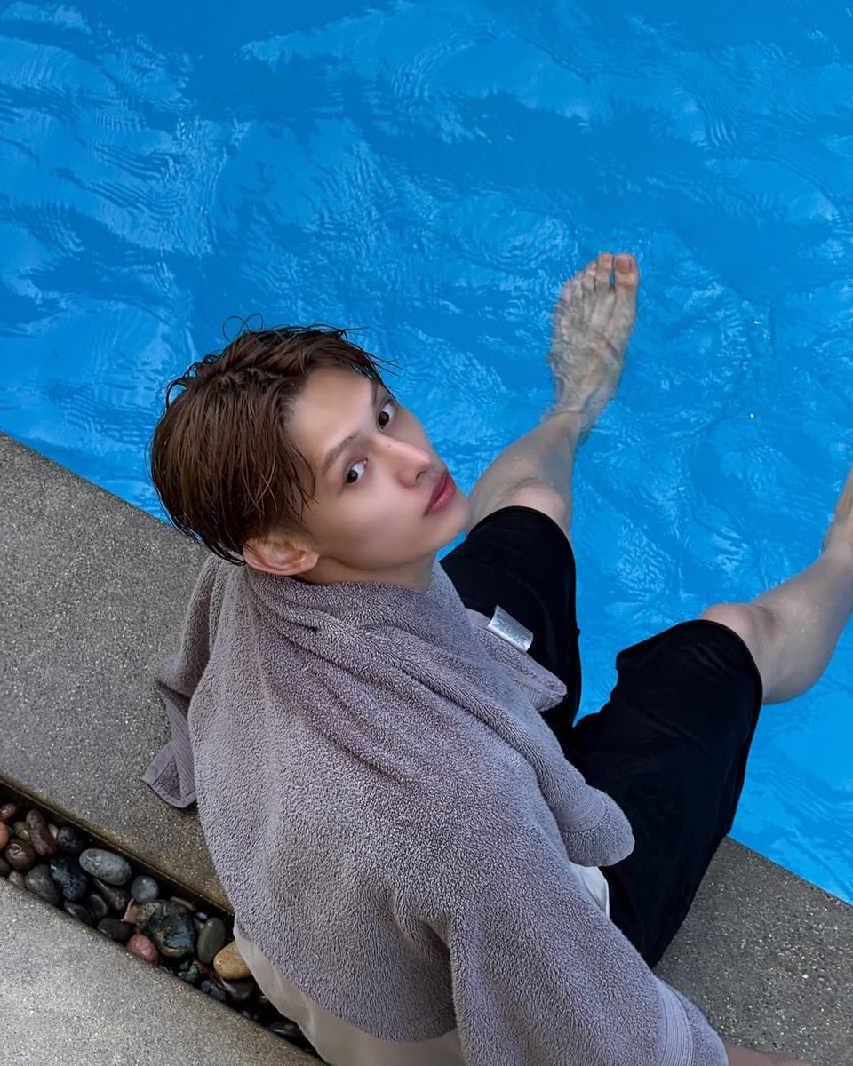 ivysaurca's tweet image. desses dias ai n lembro pqp sdds piscina