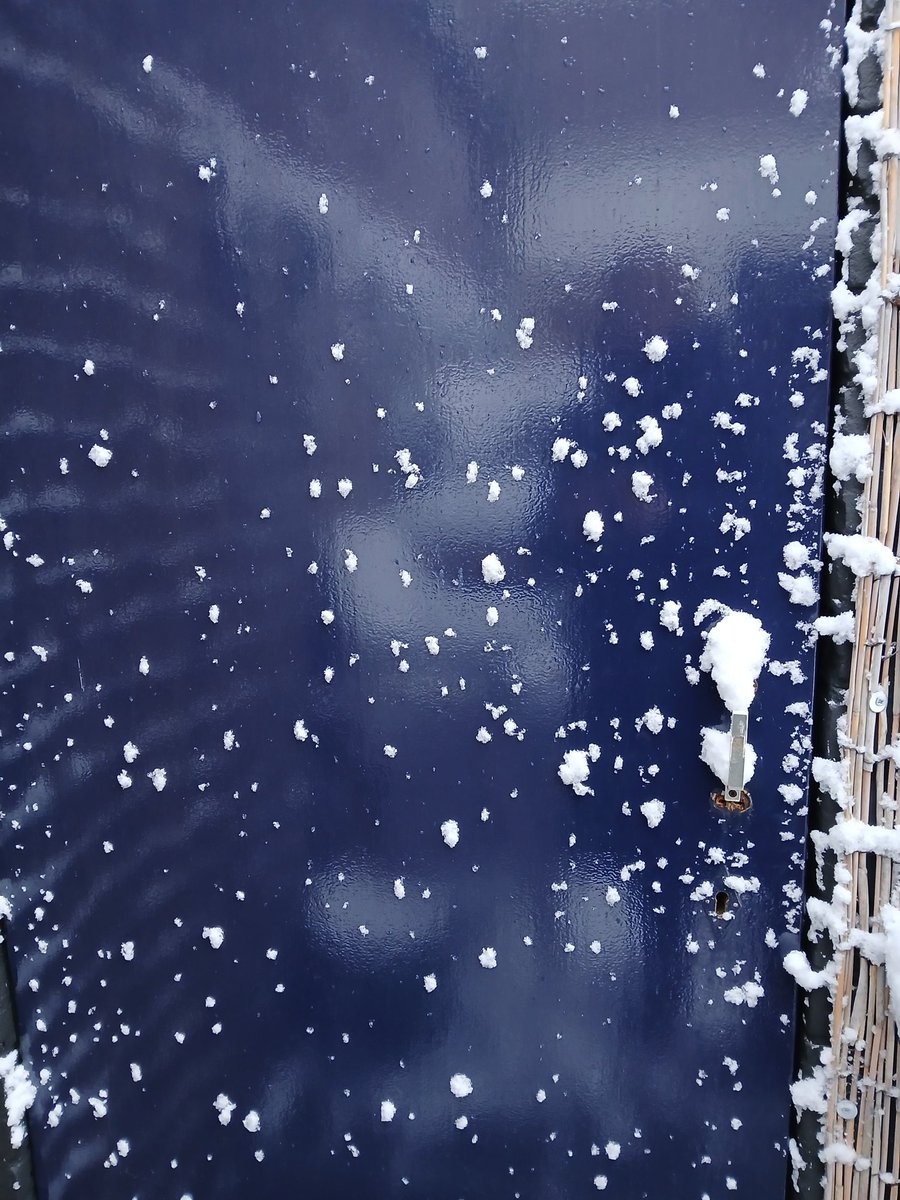 Alsof het er op is gespoten, de schuurdeur.