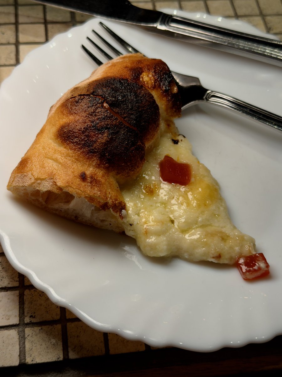 porporlees's tweet image. ปกติจะชอบเจอร้านพิซซ่า four/five cheese ที่กินแล้วรู้สึกเลี่ยน แต่เพิ่งเคยเจอพิซซ่า five cheeses ที่ไม่เลี่ยนก็ marumaru pizza ตรงพระโขนงนี่แหละ ที่ร้านเขาใส่เป็นเจลลี่ส้มๆ สี่เหลี่ยมทำมาจากลูกควินซ์ ที่เขาจะมีรสฝาด เปรี้ยว เอามาตัดกับชีสคือกินเพลินมากๆ แป้งพิซซ่าที่นี่นุ่มเบา