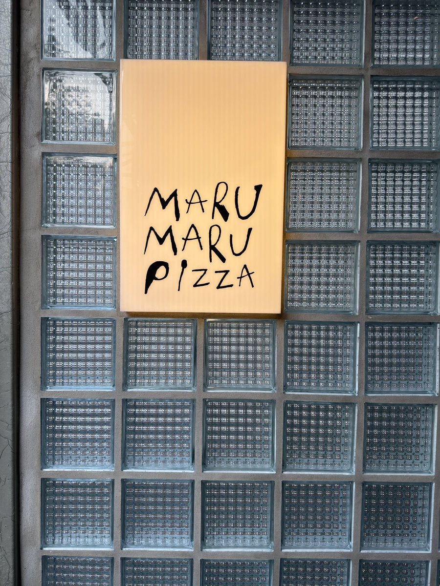 porporlees's tweet image. ปกติจะชอบเจอร้านพิซซ่า four/five cheese ที่กินแล้วรู้สึกเลี่ยน แต่เพิ่งเคยเจอพิซซ่า five cheeses ที่ไม่เลี่ยนก็ marumaru pizza ตรงพระโขนงนี่แหละ ที่ร้านเขาใส่เป็นเจลลี่ส้มๆ สี่เหลี่ยมทำมาจากลูกควินซ์ ที่เขาจะมีรสฝาด เปรี้ยว เอามาตัดกับชีสคือกินเพลินมากๆ แป้งพิซซ่าที่นี่นุ่มเบา