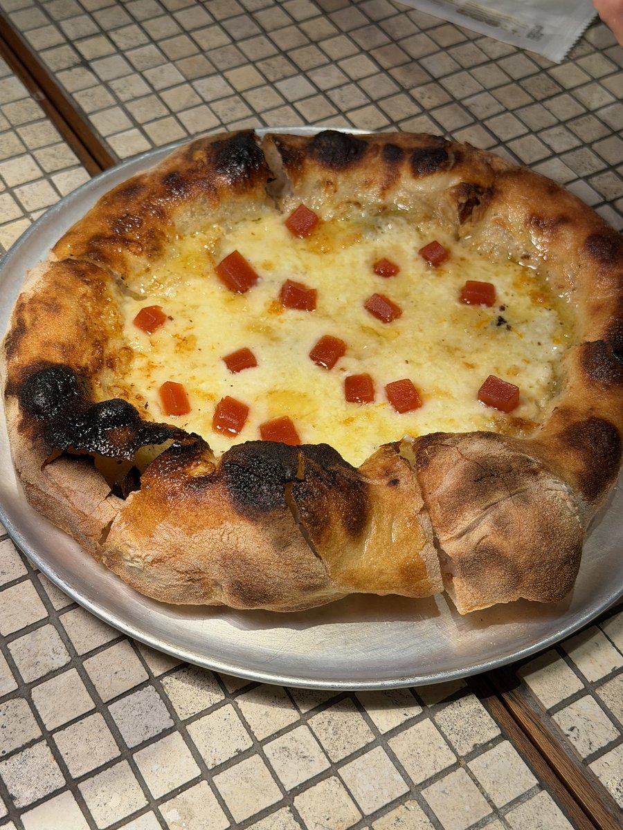 porporlees's tweet image. ปกติจะชอบเจอร้านพิซซ่า four/five cheese ที่กินแล้วรู้สึกเลี่ยน แต่เพิ่งเคยเจอพิซซ่า five cheeses ที่ไม่เลี่ยนก็ marumaru pizza ตรงพระโขนงนี่แหละ ที่ร้านเขาใส่เป็นเจลลี่ส้มๆ สี่เหลี่ยมทำมาจากลูกควินซ์ ที่เขาจะมีรสฝาด เปรี้ยว เอามาตัดกับชีสคือกินเพลินมากๆ แป้งพิซซ่าที่นี่นุ่มเบา