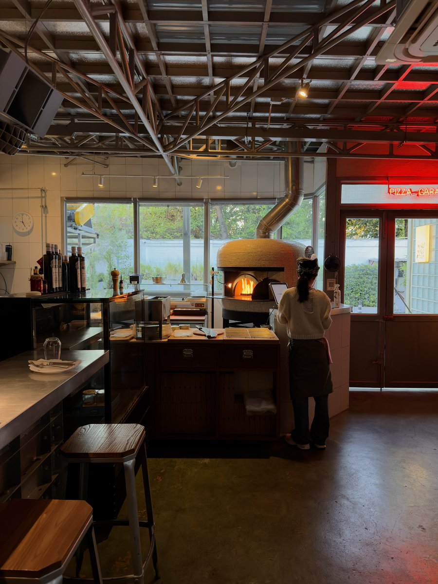 porporlees's tweet image. ปกติจะชอบเจอร้านพิซซ่า four/five cheese ที่กินแล้วรู้สึกเลี่ยน แต่เพิ่งเคยเจอพิซซ่า five cheeses ที่ไม่เลี่ยนก็ marumaru pizza ตรงพระโขนงนี่แหละ ที่ร้านเขาใส่เป็นเจลลี่ส้มๆ สี่เหลี่ยมทำมาจากลูกควินซ์ ที่เขาจะมีรสฝาด เปรี้ยว เอามาตัดกับชีสคือกินเพลินมากๆ แป้งพิซซ่าที่นี่นุ่มเบา