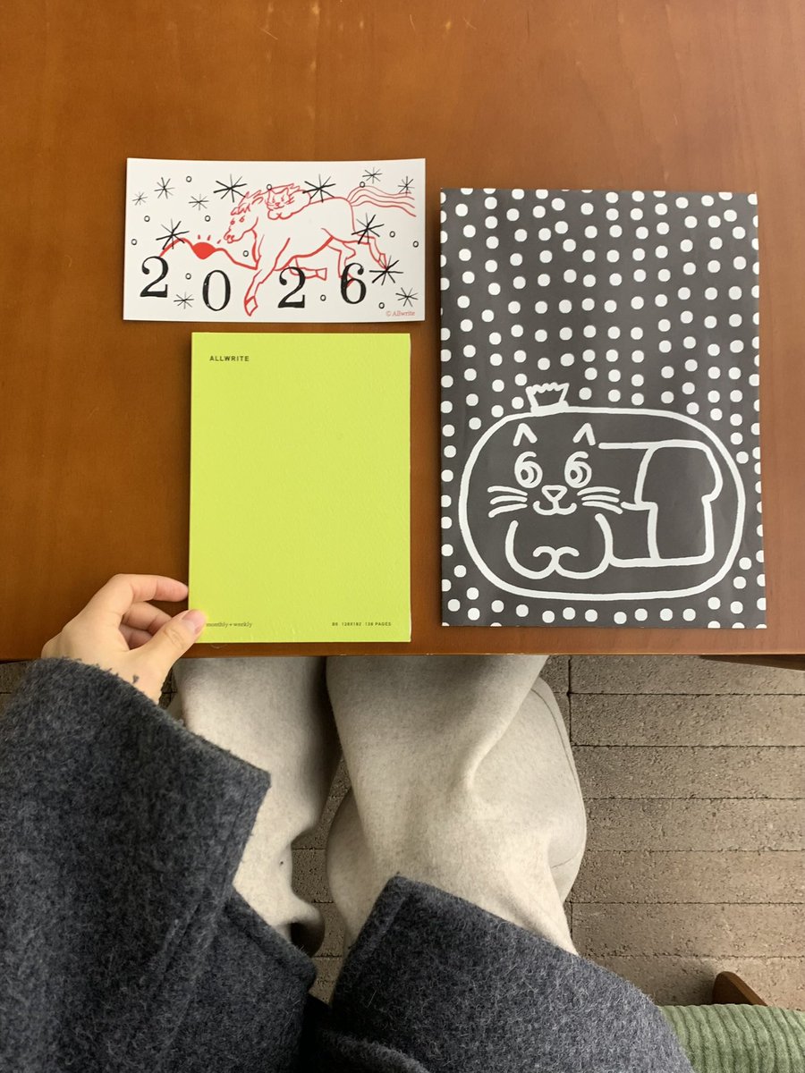 soi__aa's tweet image. #일상계_트친소 #일상계트친소
#독서계_트친소 #독서계트친소
책과 넷플릭스를 자주 보고 카페 가는걸 좋아합니다. 🧁
작년에 읽은 책 43권 중 소설이 40권..일 정도로 편독이 심하지만.. 올해는 비문학 장르도 좀 읽어보려해요. 🫠
책 추천은 언제든 환영합니다📚!!