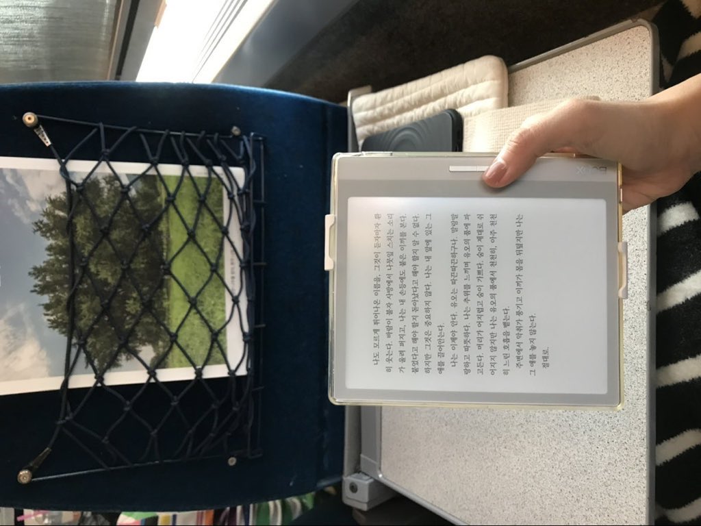 soi__aa's tweet image. #일상계_트친소 #일상계트친소
#독서계_트친소 #독서계트친소
책과 넷플릭스를 자주 보고 카페 가는걸 좋아합니다. 🧁
작년에 읽은 책 43권 중 소설이 40권..일 정도로 편독이 심하지만.. 올해는 비문학 장르도 좀 읽어보려해요. 🫠
책 추천은 언제든 환영합니다📚!!