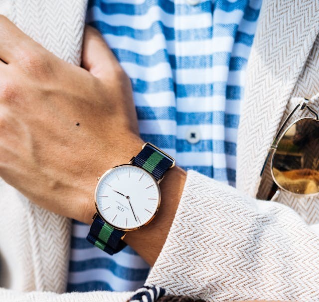 SmuKeitel's tweet photo. Two Climates, One Aesthetic: Linen by the ocean or wool in the mountains—the vibe stays the same. Clean, minimal, built around experience. Climate changes the fabric, not the approach. 
MORE: https://t.co/bSZtxyb7yq #travelstyle #menswardrobe #styleinspo https://t.co/xc8FN8JkTj