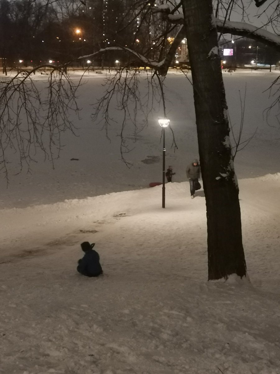 Гуляем в парке. Детей, как муравьёв... Здесь и горки, и каток🥰