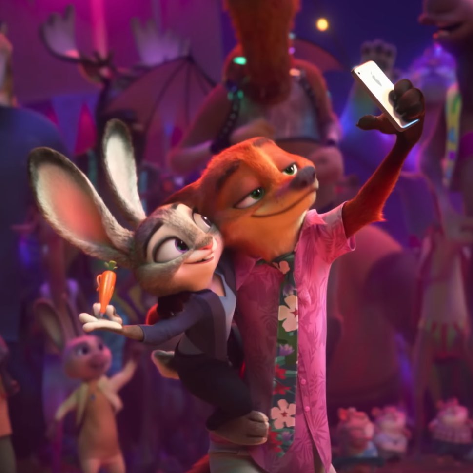 bemygummy's tweet image. โทรศัพท์นิคเครื่องสีดำแต่ตอนท้ายเรื่องคุณเขาหยิบเครื่องสีเทาโลโก้แครอทออกจากกระเป๋ามาเซลฟี่ ทั้งหมดนี้หมายความว่า??