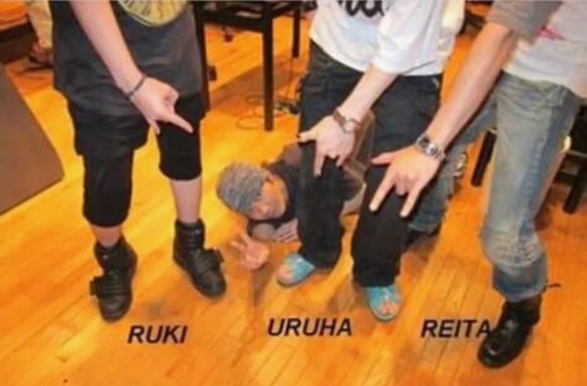 Vallvallerhya's tweet image. Uruha’s chanclas!!!!