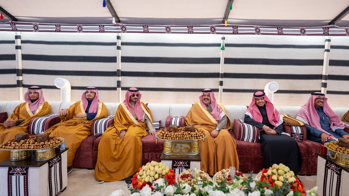 emara_hail's tweet image. سمو #أمير_منطقة_حائل يدشّن أول إنتاج للفراولة البيضاء في المملكة كثالث دولة على مستوى العالم بعد أمريكا واليابان ويطلق سموّه فعاليات الموسم السابع لحديقة فراولة حائل، ويتجول في المعرض المصاحب وذلك بحضور مالك الحديقة أ.حمود التميمي وعدد من الأمراء والمسؤولين.