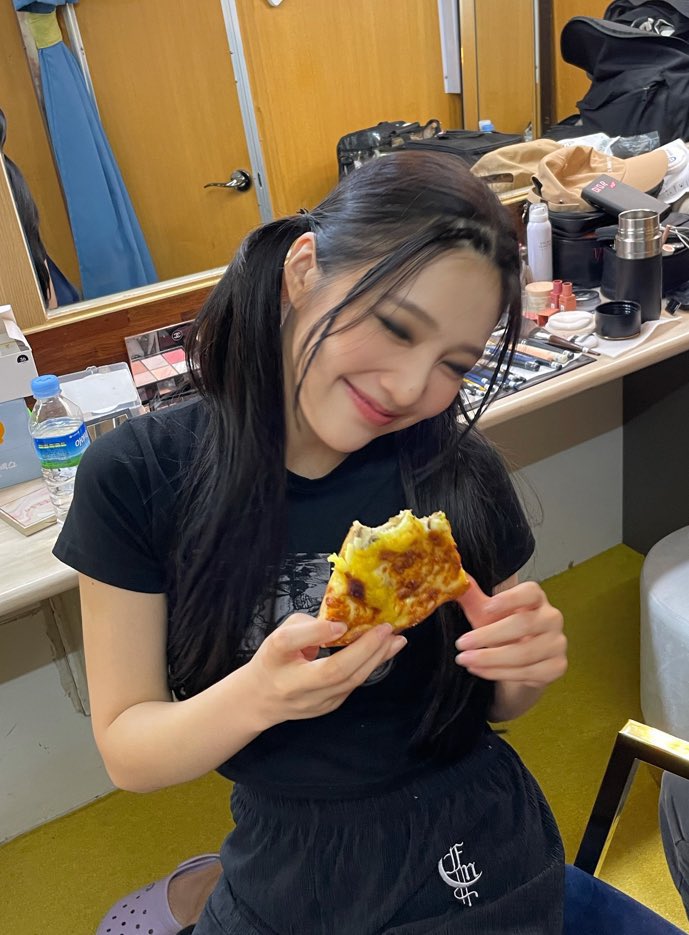 _imyour_bub's tweet image. escuchando buena 𝑚úsica y con una pizza hawa𝕚ana 🍍 ୭ doy por inaugurado el 𝑓uturo comeback, que está a la vuelta de la es𝚚uina &amp;gt;&amp;lt; gracias por haber esperado a esta pe𝕝os tiesos, porque al fin puedo 𝚍ecir que se vienen cositas.

𝚑e𝕝𝕝o! ꪆ . 👒  𝐢'm 𝕪our #𝕝𝐢𝐚
