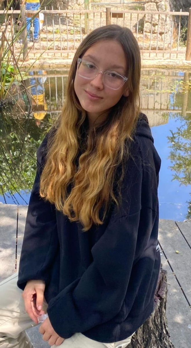 רני נערה בת 15 ברחה אתמול ה6/1 מהפנימיה בחיפה.לבושה סוצ'ר קפוצ'ון לבן ומכנסיים שחורים. גובה 1.60. מבנה גוף רזה. היא ללא טלפון ומשקפיים.
ברחה עם נערה נוספת .
אשמח להפצה בכל פלטפורמה אפשרית. ליצירת קשר עם האמא 0522888871