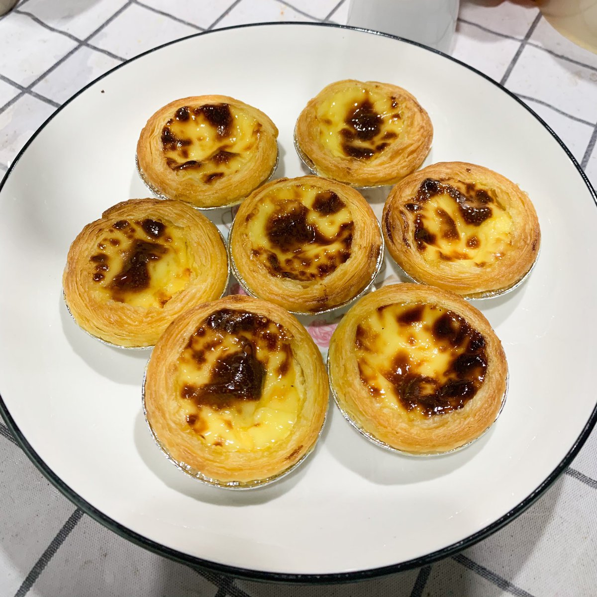 isasbenz's tweet photo. ทาร์ตไข่อันนี้อร่อยยยมากก แค่เอาตัวทาร์ต+น้ำทาร์ต จับใส่หม้อทอดไร้น้ำมัน ก็ได้กินแล้วอะ อบเสร็จหอมมาก กินร้อนๆโคตรอร่อย นัวร์เว่อร์ ไม่หวานมากด้วย 🥧✨␥ https://t.co/oBxqoFt81w