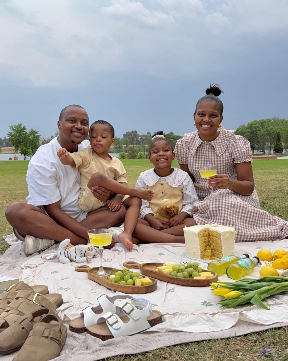 Kgadi_yaMoloto's tweet image. Little moments, big love❤️

A beutiful family.