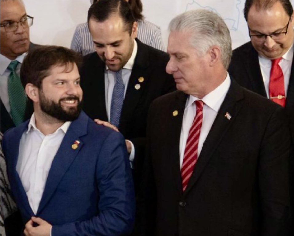 Servil, indigno, genuflexo.