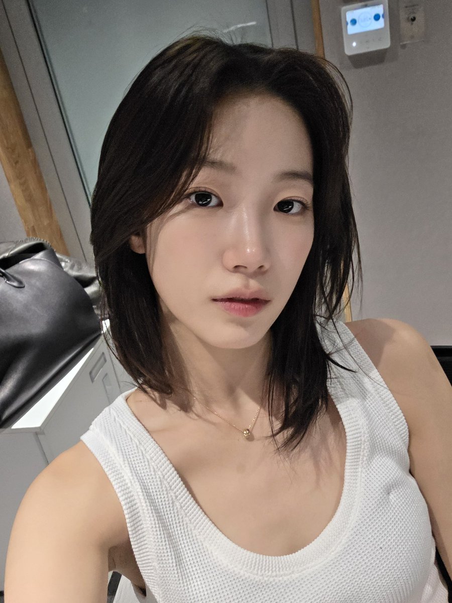 sserapics's tweet photo. kazuha weverse dm update 

You worked hard today tooo!
Did you cut your hair!?
No, I didn't cut it though https://t.co/1L77ODwkMY