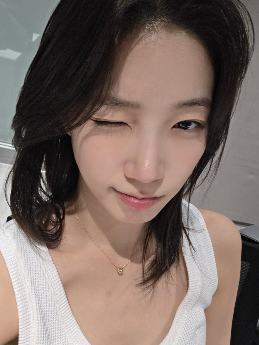 sserapics's tweet photo. kazuha weverse dm update 

You worked hard today tooo!
Did you cut your hair!?
No, I didn't cut it though https://t.co/1L77ODwkMY
