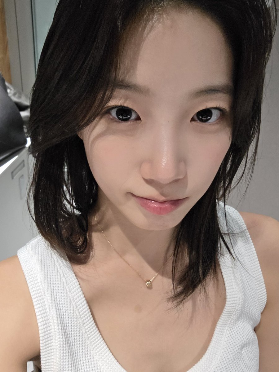 sserapics's tweet photo. kazuha weverse dm update 

You worked hard today tooo!
Did you cut your hair!?
No, I didn't cut it though https://t.co/1L77ODwkMY