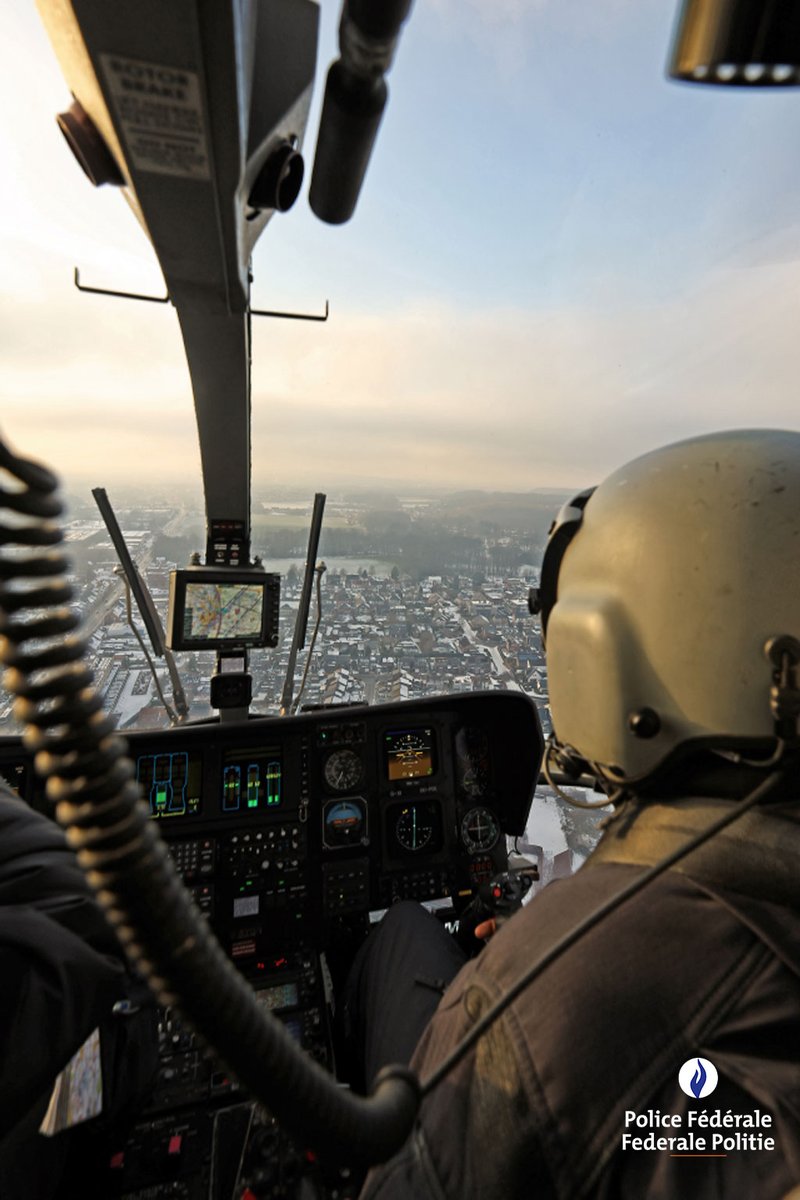 federalepolitie's tweet image. ❄️🚁 Zelfs bij sneeuwweer blijft de #Luchtsteun van de Federale Politie operationeel. Onze ploegen trainen voortdurend om onder alle omstandigheden inzetbaar te zijn en de veiligheid van de burgers te verzekeren. Veiligheid neemt geen pauze. #DAFA #Sneeuw