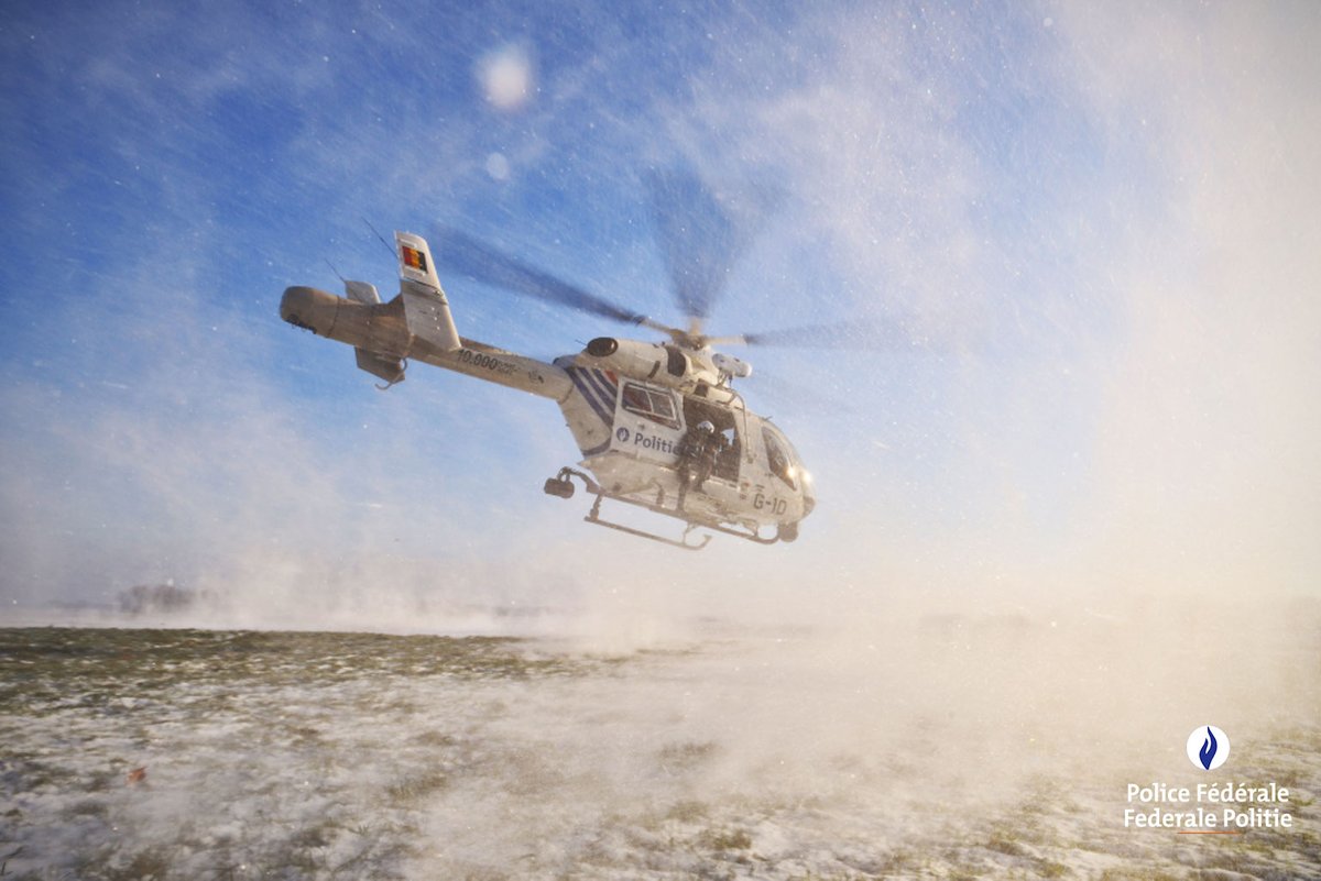 federalepolitie's tweet image. ❄️🚁 Zelfs bij sneeuwweer blijft de #Luchtsteun van de Federale Politie operationeel. Onze ploegen trainen voortdurend om onder alle omstandigheden inzetbaar te zijn en de veiligheid van de burgers te verzekeren. Veiligheid neemt geen pauze. #DAFA #Sneeuw