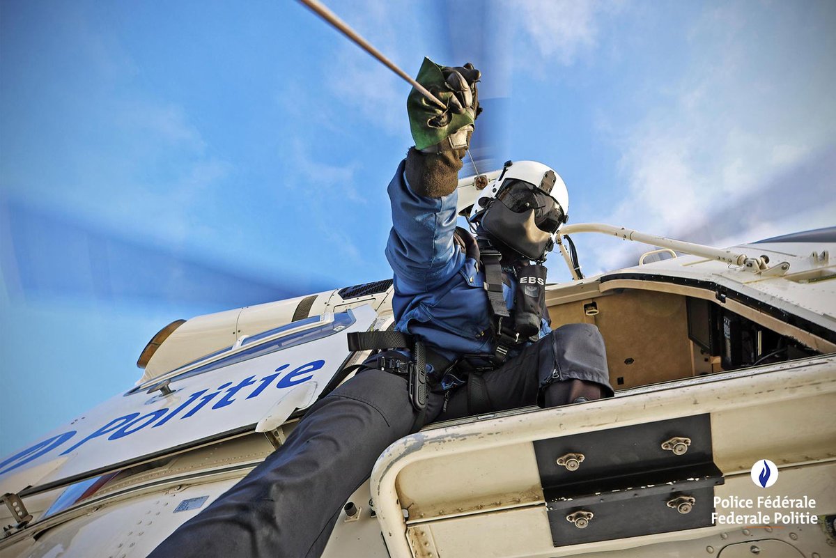 federalepolitie's tweet image. ❄️🚁 Zelfs bij sneeuwweer blijft de #Luchtsteun van de Federale Politie operationeel. Onze ploegen trainen voortdurend om onder alle omstandigheden inzetbaar te zijn en de veiligheid van de burgers te verzekeren. Veiligheid neemt geen pauze. #DAFA #Sneeuw