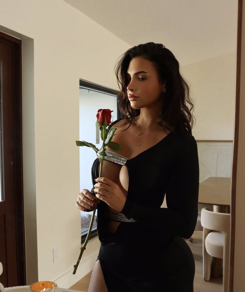 giannajade_'s tweet photo. Birthday behavior 🌹🎂 https://t.co/YOq2slvba3