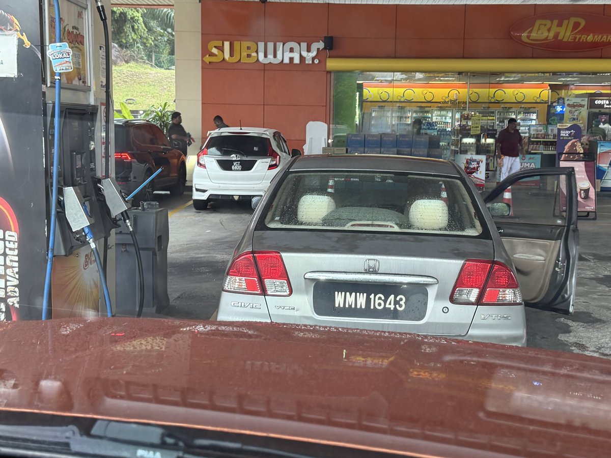 HezeriSamsuri's tweet photo. Hari tu aku tegur budak perempuan gang tinggal kereta kat pam minyak time tengah busy, alasan tak tahan nak ke toilet.

Cheh.

Ni kali aku baru nak keluar lori aku amek video, tak sempat. Uncle tu dah datang and ciao.

Kau tengok kereta tu kan, tengok pam minyak apa.

Cheh, memang dia parking sebab nak beli barang kat dalam.

Memang kampret punya perangai.