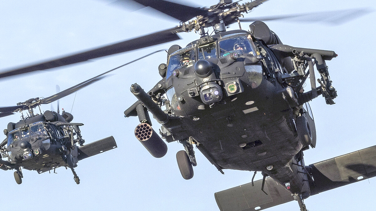🎯 ¡El helicóptero que redefine la guerra moderna! ¡El MH-60M DAP es el secreto mejor guardado de EEUU! Este impresionante vehículo, diseñado para operaciones especiales, combina potencia y tecnología avanzada, demostrando su eficacia en misiones complejas y entornos hostiles.