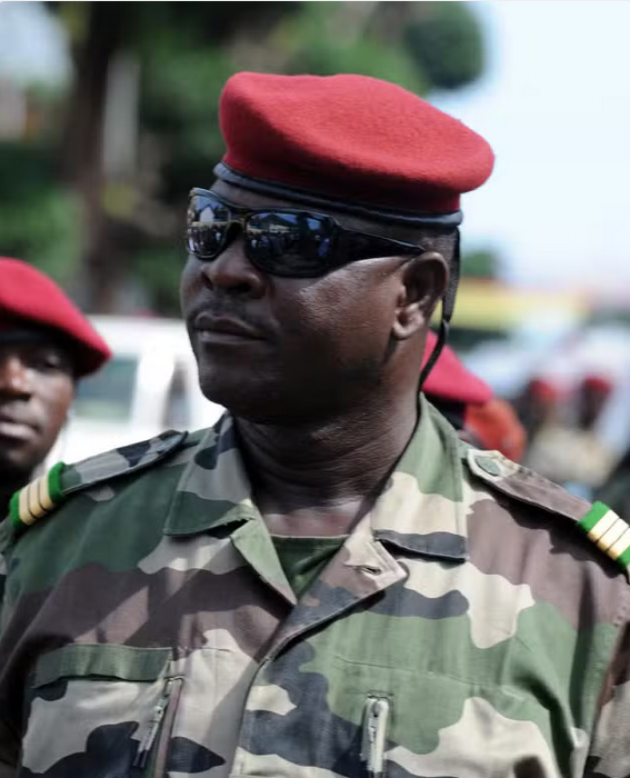 Nouch_Invest's tweet photo. Guinée Conakry : mort en détention du colonel Claude Pivi.

Claude Pivi, ancien responsable de la sécurité présidentielle sous la junte de Moussa Dadis Camara, est décédé le 6 janvier 2026 en détention à Conakry.
Il avait été condamné à la réclusion criminelle à perpétuité pour crimes contre l’humanité en lien avec les massacres du 28 septembre 2009, qui ont fait au moins 156 morts, des centaines de blessés et de nombreuses victimes de violences sexuelles.