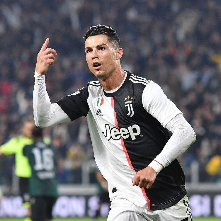 📊 Números na temporada 2018:

🇭🇷 Modrić:                     🇵🇹 Cristiano Ronaldo:
             
🏟️ 81 partidas              🏟️ 75 partidas
⚽️ 4 gols                        ⚽️ 65 gols
🅰️ 13 assist                   🅰️ 17 assist