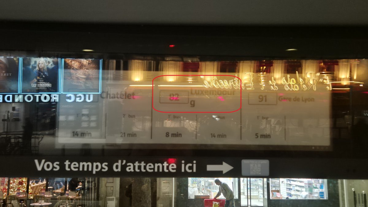 🚍 La lecture verticale pour afficher l’affluence n’apporte pas grand-chose
En revanche, elle coupe les noms longs "Luxembour'G' " (encadré en rouge)
👉 Une lecture horizontale, sans affluence, serait bien plus lisible : les temps d’attente seraient plus gros.