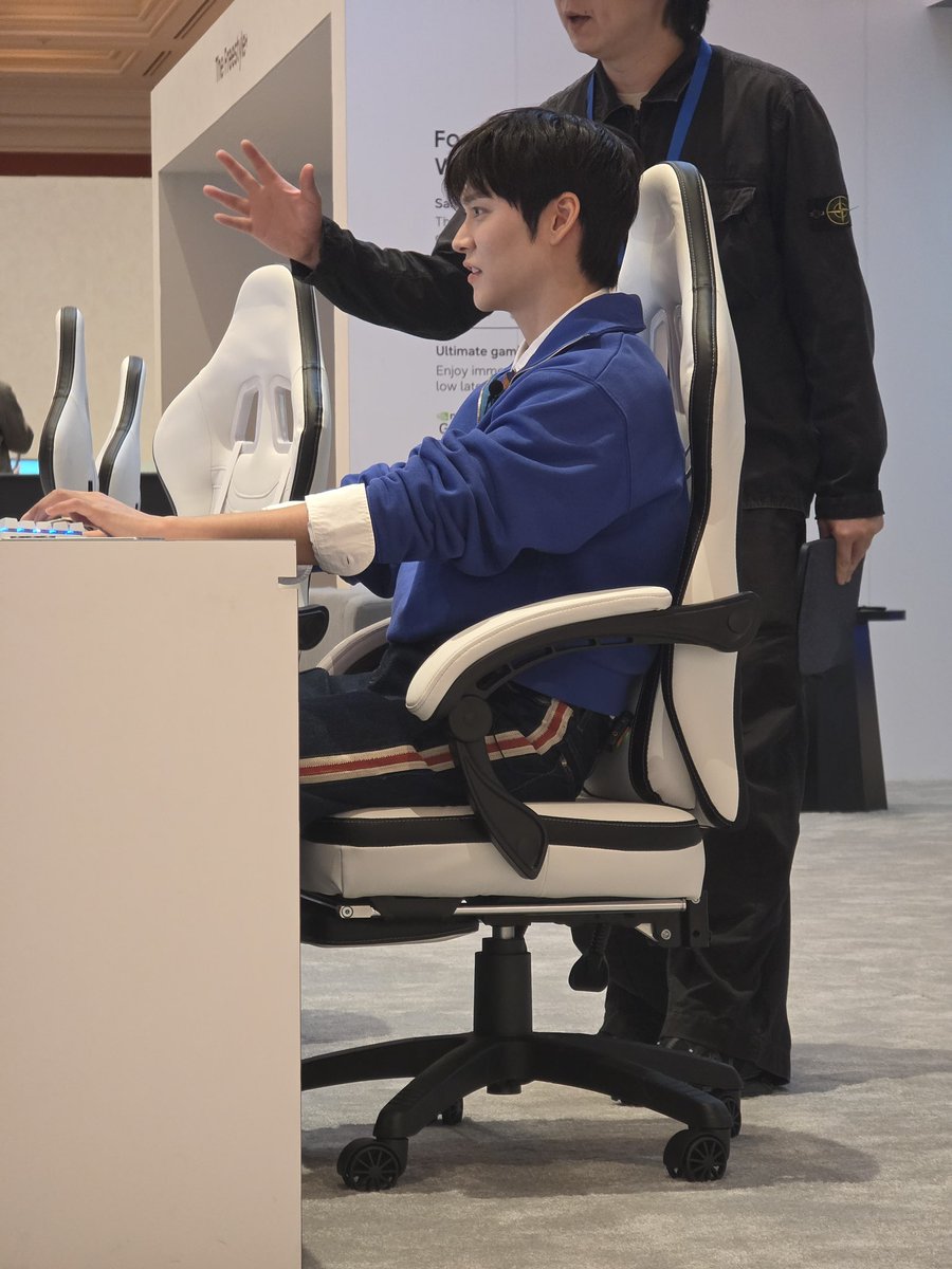 2so52's tweet image. 소희가형들사진찍어줄때 = 컴퓨터할때