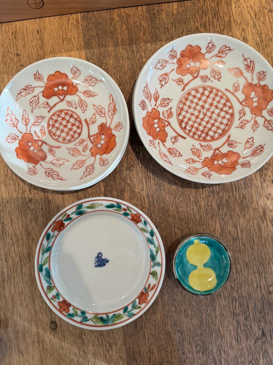 threetone_utuwa's tweet photo. 【Online Shop Release】九谷焼の陶芸作家、樋山真弓さんの器を4アイテムUP
・縁起良く愛らしい「ひょうたん豆皿」
・茶を汲む女性がかわいい「茶汲み女人」
・取り皿・盛り皿に万能な「赤絵5寸皿」
・唐揚げを盛るだけでおいしそうな「赤絵6寸皿」　https://t.co/ufuNibz2RH
#樋山真弓 #九谷焼 #器 https://t.co/c7ZE7tVvBI