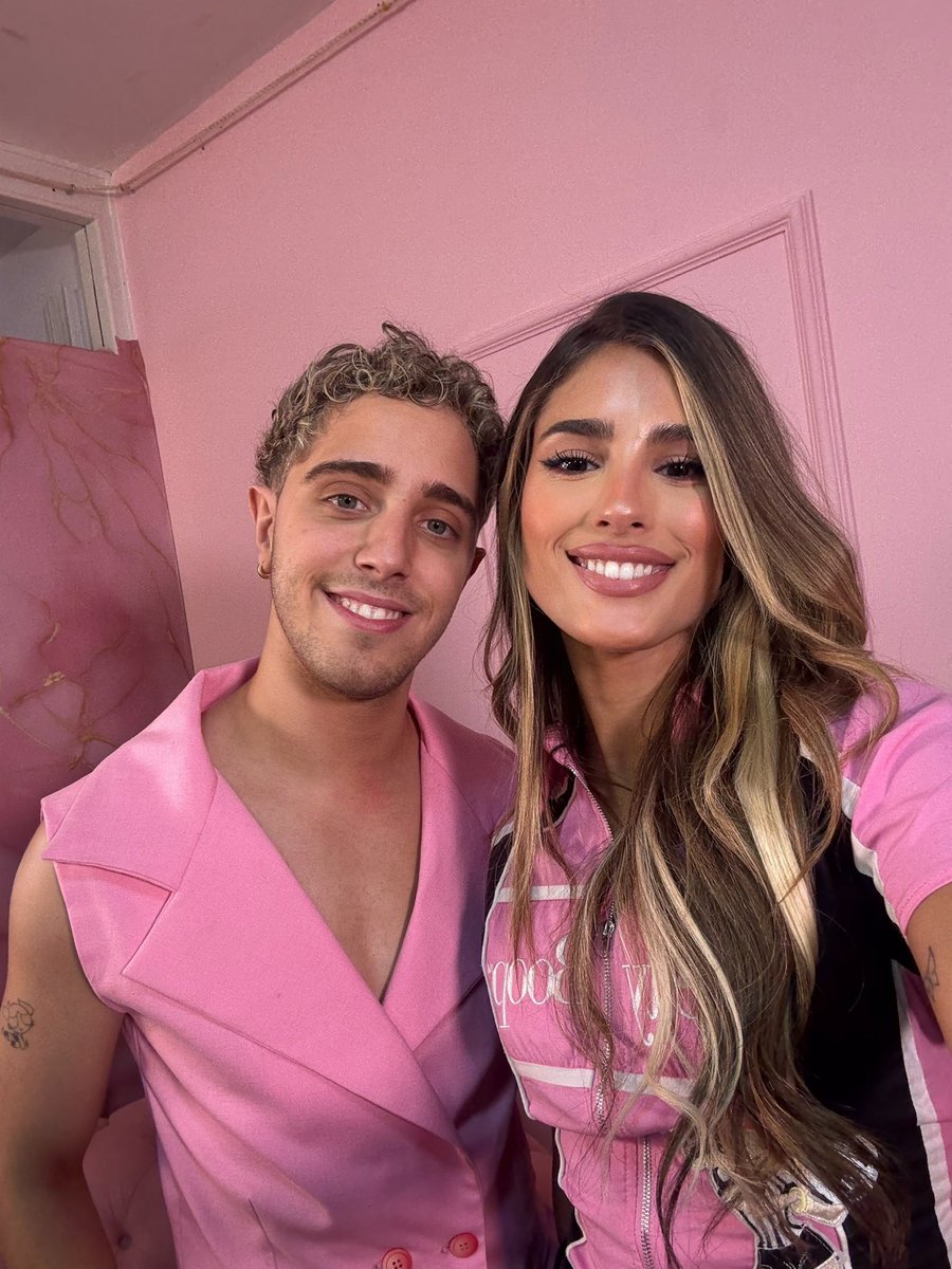 latiasebi's tweet image. Hoy a las 17 hs se estrena #EntrevistaRosa 💖🎀 Primera entrevista: Juli Po !!! Va a salir por Youtube y por Spotify, espero que les guste ✨✨✨✨