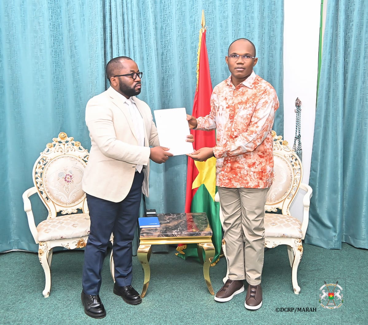 FAOBurkinaFaso's tweet image. Le Représentant de @FAOBurkinaFaso a présenté les copies de sa lettre de créance , ce 07/01 à S.E.M le Ministre d’État en charge de l’Agriculture.
Dans une atmosphère conviviale, le Ministre lui a souhaité la bienvenue et salué les appuis de la @FAO au secteur agricole au 🇧🇫.
1/2