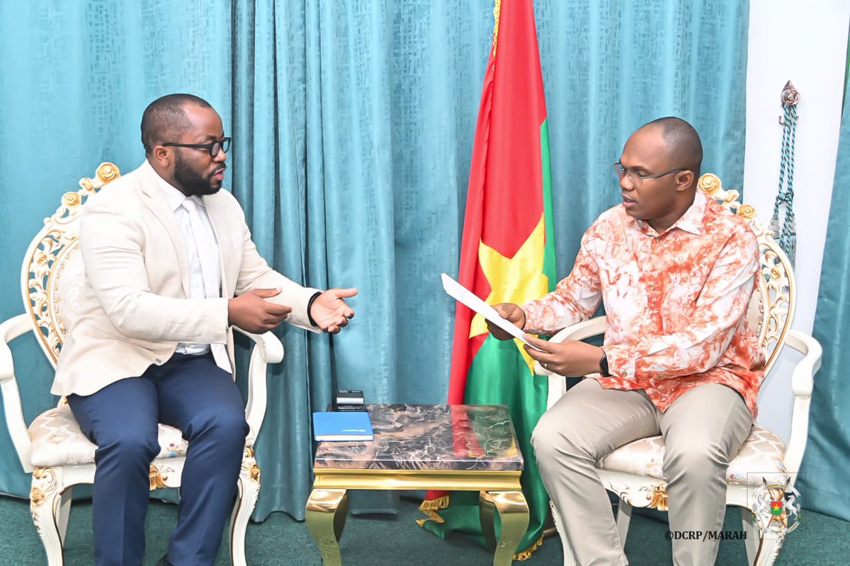 FAOBurkinaFaso's tweet image. Le Représentant de @FAOBurkinaFaso a présenté les copies de sa lettre de créance , ce 07/01 à S.E.M le Ministre d’État en charge de l’Agriculture.
Dans une atmosphère conviviale, le Ministre lui a souhaité la bienvenue et salué les appuis de la @FAO au secteur agricole au 🇧🇫.
1/2