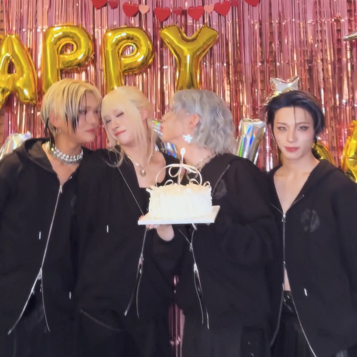 fuzziiwuzzii_'s tweet image. This screenshot is fucking killing me sorry
😽🧑‍❤️‍💋‍🧑💋 🧍