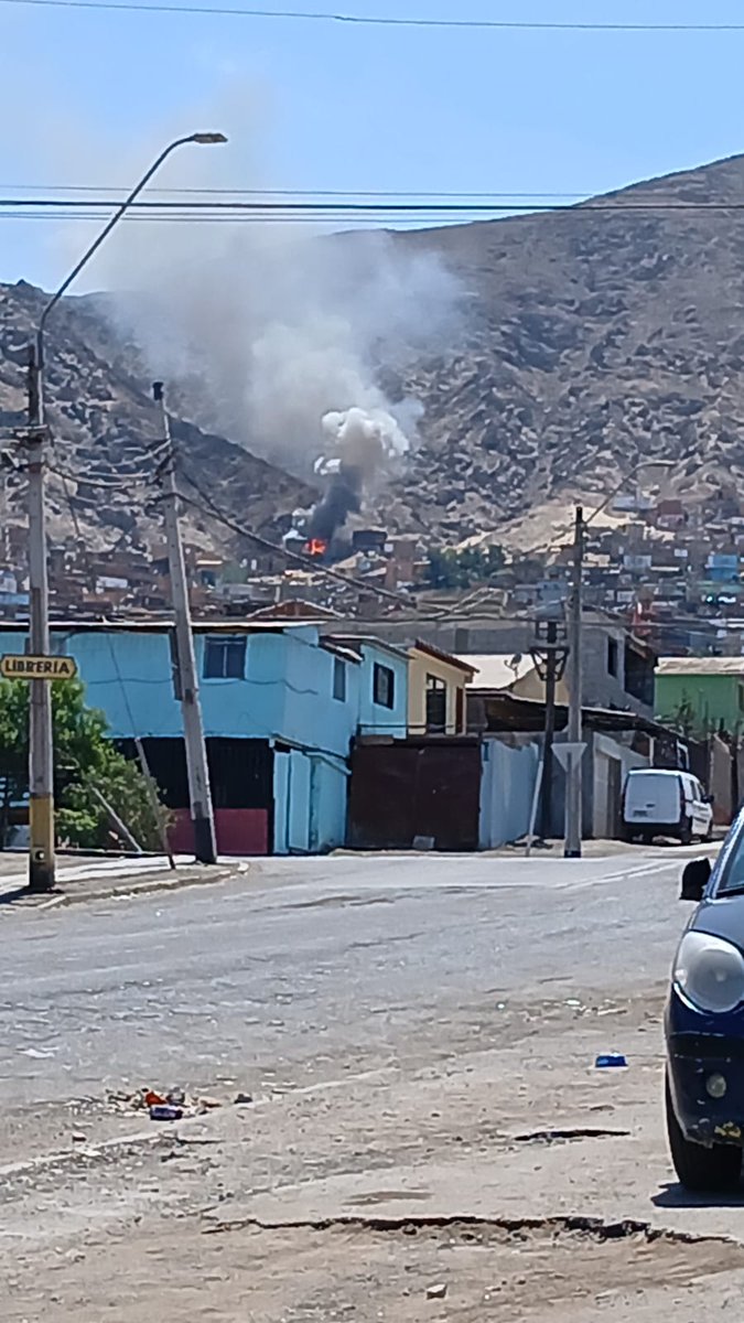🟠 Bomberos #Antofagasta despacha unidad B-10, B-8 y M-2 hasta Las Americas y Juvenal Morla por principio de incendio.

facebook.com/share/p/1CCvU2…