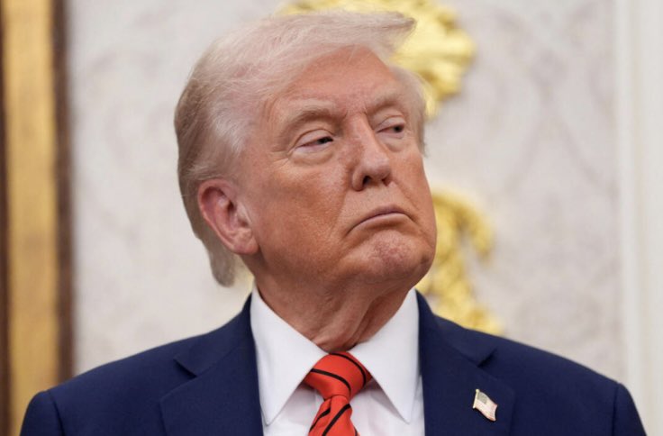 galvanochoa's tweet photo. 🔴 Donald Trump teme ser destituido si pierde las elecciones

El presidente Donald Trump teme ser destituido si el Partido Demócrata gana las elecciones de noviembre de este año y recobra la mayoría de la Cámara de Representantes. En una reunión con los legisladores republicanos expresó que deben mantener el control de la Cámara a fin de evitar ser sometido (por tercera ocasión) a un juicio político cuyo resultado, de ser adverso, significaría su salida de la Casa Blanca. La Cámara está integrada por 435 representantes. El partido del magnate tiene una mayoría de 220 miembros frente a 212 del Partido Demócrata. ¿Favorece a Trump el zarpazo en Venezuela? Las primeras encuestas muestran que los ciudadanos preferirían que se concentrara en problemas nacionales como la inflación.

👉🏼 https://t.co/naGrOqCJBU