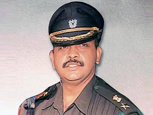 AskAnshul's tweet photo. He is Lt. Colonel Purohit.

He was falsely implicated in the Malegaon blast in 2008. At the time of his arrest, he was serving in Military Intelligence.

He was tortured and spent nearly 9 years in jail.

He fought for justice for 17 years, and when he was acquitted in 2025, he said "I am a soldier who loves this country unconditionally... The country is always supreme, its foundation must be strong".

A soldier was made to suffer for 17 years, while the architects of this conspiracy continue to walk free in the country.