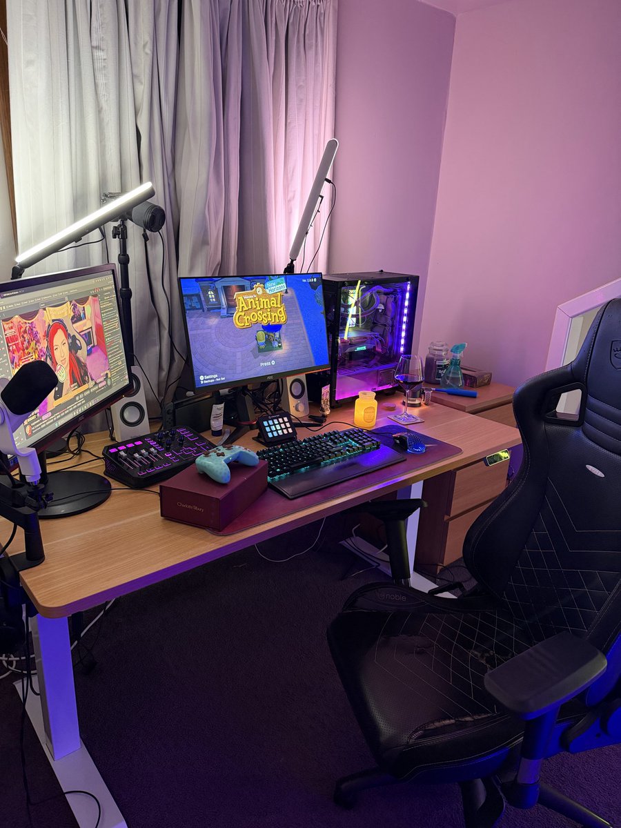meganyy's tweet photo. Throwback to last weekend before my desk was taken back over by work related paraphernalia 

Determined to make this desk feel like a cosy place to create this year. 

Don’t look at my chair too hard, it’s hilariously broken 😅 https://t.co/kdgaFoZx4i