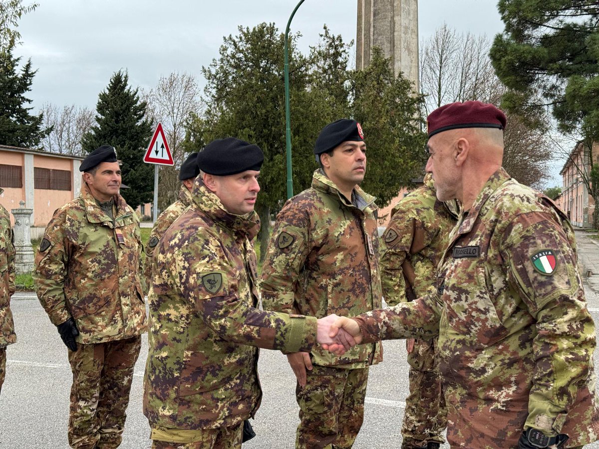 Esercito's tweet photo. Il Capo di SM dell’Esercito, Gen. C.A. Carmine #Masiello, in visita presso il Comando Comprensorio di #Persano, ha sottolineato come «il Comprensorio rappresenti un elemento di fondamentale importanza per l’#Istituzione, in quanto architrave dell’attività vitale dell’Esercito, rappresentata dall’#addestramento. Le grandi potenzialità e opportunità offerte dal Comprensorio saranno ulteriormente valorizzate, poiché oggi l’addestramento costituisce una priorità assoluta».
Nel corso della visita, il Gen. C.A. Masiello ha inoltre espresso un sentito ringraziamento a tutto il personale che opera con #professionalità, #esperienza e spirito di servizio, dimostrando orgoglio e un forte senso di appartenenza.
#EsercitoItaliano