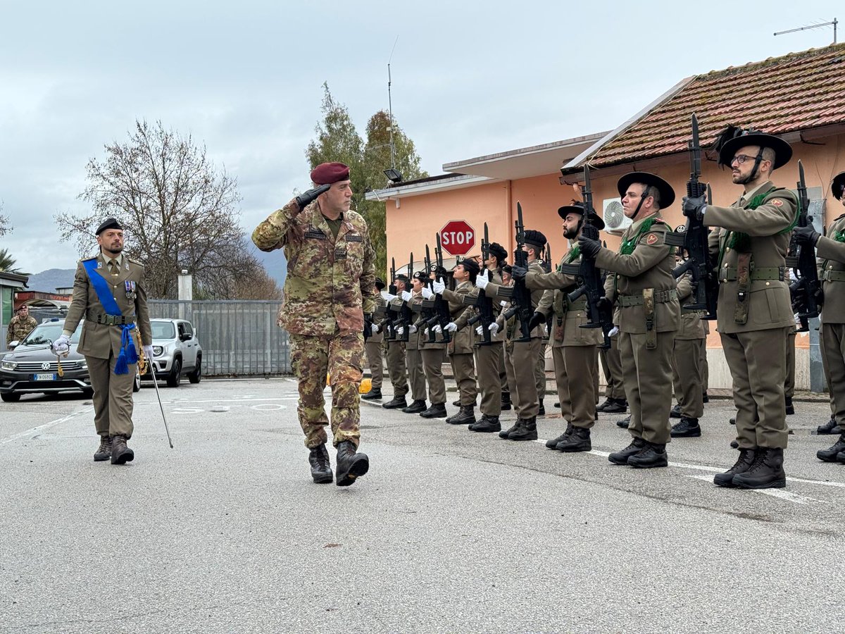 Esercito's tweet photo. Il Capo di SM dell’Esercito, Gen. C.A. Carmine #Masiello, in visita presso il Comando Comprensorio di #Persano, ha sottolineato come «il Comprensorio rappresenti un elemento di fondamentale importanza per l’#Istituzione, in quanto architrave dell’attività vitale dell’Esercito, rappresentata dall’#addestramento. Le grandi potenzialità e opportunità offerte dal Comprensorio saranno ulteriormente valorizzate, poiché oggi l’addestramento costituisce una priorità assoluta».
Nel corso della visita, il Gen. C.A. Masiello ha inoltre espresso un sentito ringraziamento a tutto il personale che opera con #professionalità, #esperienza e spirito di servizio, dimostrando orgoglio e un forte senso di appartenenza.
#EsercitoItaliano