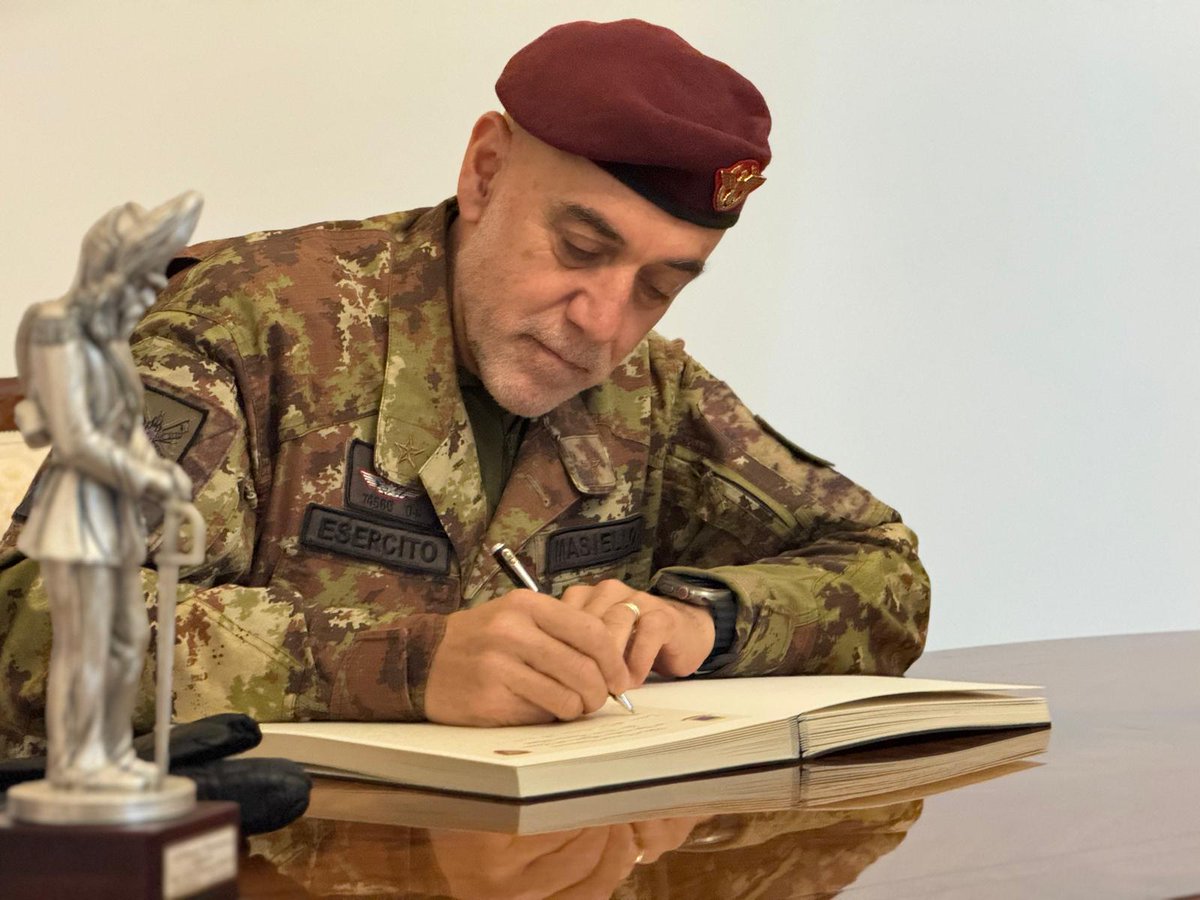 Esercito's tweet photo. Il Capo di SM dell’Esercito, Gen. C.A. Carmine #Masiello, in visita presso il Comando Comprensorio di #Persano, ha sottolineato come «il Comprensorio rappresenti un elemento di fondamentale importanza per l’#Istituzione, in quanto architrave dell’attività vitale dell’Esercito, rappresentata dall’#addestramento. Le grandi potenzialità e opportunità offerte dal Comprensorio saranno ulteriormente valorizzate, poiché oggi l’addestramento costituisce una priorità assoluta».
Nel corso della visita, il Gen. C.A. Masiello ha inoltre espresso un sentito ringraziamento a tutto il personale che opera con #professionalità, #esperienza e spirito di servizio, dimostrando orgoglio e un forte senso di appartenenza.
#EsercitoItaliano
