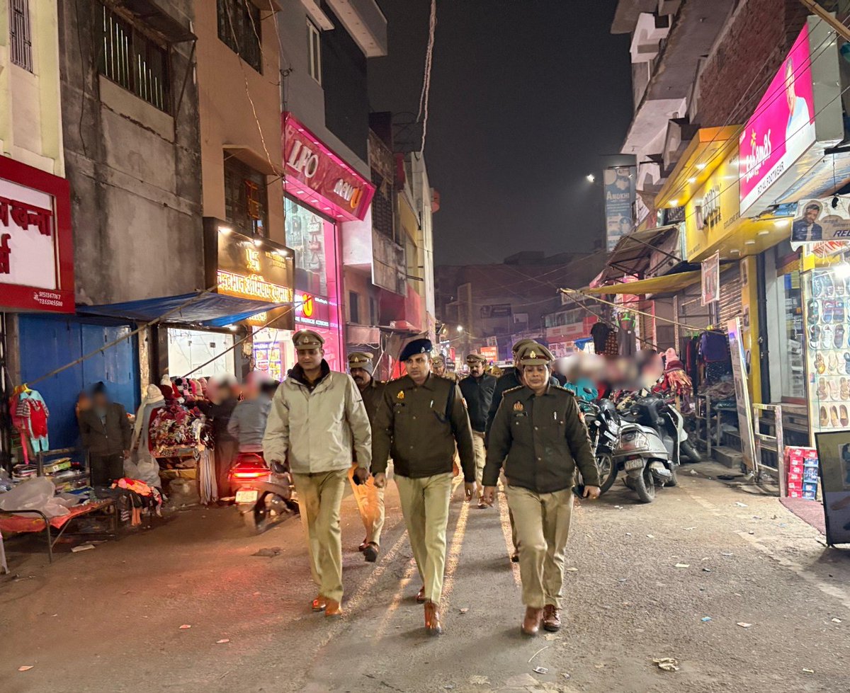 shahjahanpurpol's tweet photo. #SP_शाहजहाँपुर के निर्देशन में #C0_CITY द्वारा थाना सदर बाजार, महिला थाना पुलिस बल के साथ थाना सदर बाजार क्षेत्रांतर्गत पैदल गश्त की गई। गश्त के दौरान बाजार, भीड़-भाड़ वाले स्थानों एवं प्रमुख मार्गों का निरीक्षण किया गया तथा आमजन व व्यापारियों से संवाद कर उनकी समस्याओं को सुना गया, नागरिकों से शांति एवं कानून-व्यवस्था बनाए रखने में सहयोग की अपील की गई तथा संदिग्ध गतिविधियों की सूचना तत्काल पुलिस को देने हेतु जागरूक किया गया।
@Uppolice